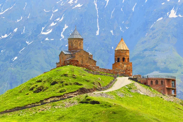 Gruzie. Je Kazbegi.Gergeti kostel v Stepantsminda. Kavkaz. — Stock fotografie