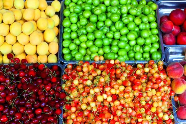 Söta körsbär, körsbär, aprikoser. Försäljning av frukt. — Stockfoto