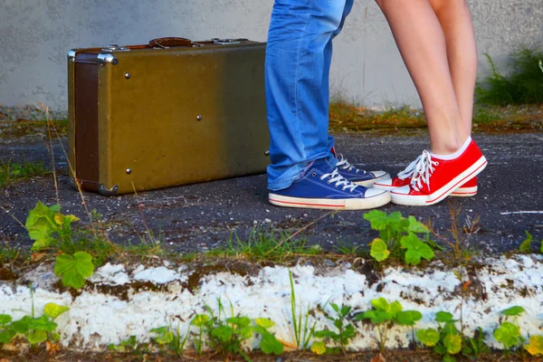 Young couple.Romantic meeting.Suitcase, jeans and sneakers. — Stock Photo, Image