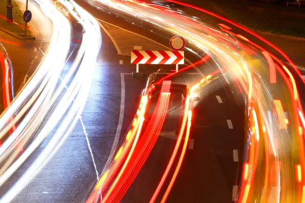 Traffico notturno in città. — Foto Stock