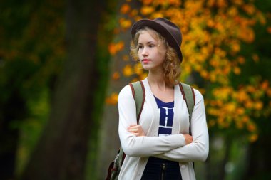 Yalnız genç güzel kadın. Romantik bir portre bir sonbahar ba