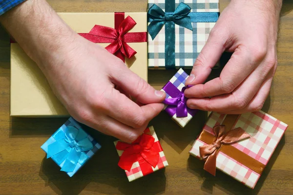 Festliche Geschenke. Boxen, Bänder. Urlaubskarte. das Foto — Stockfoto