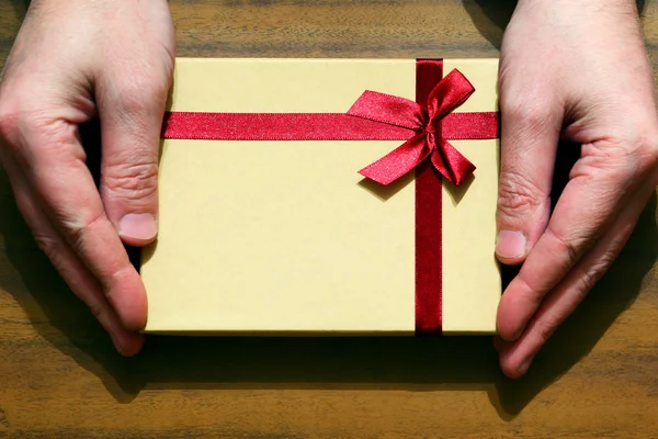 Festliche Geschenke. Boxen, Bänder. Urlaubskarte. das Foto — Stockfoto