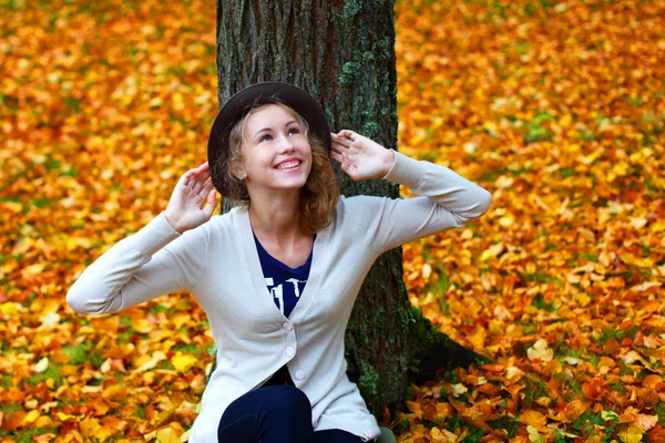 Chica feliz con una sonrisa sueña . — Foto de Stock