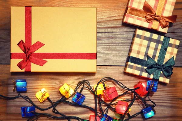 Weihnachtsgeschenke Hintergrund. Boxen und Zapfen. Neujahrskarte. — Stockfoto