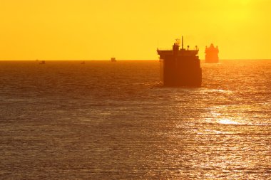 Kargo nakliye. Bir su yolu gemilerde.