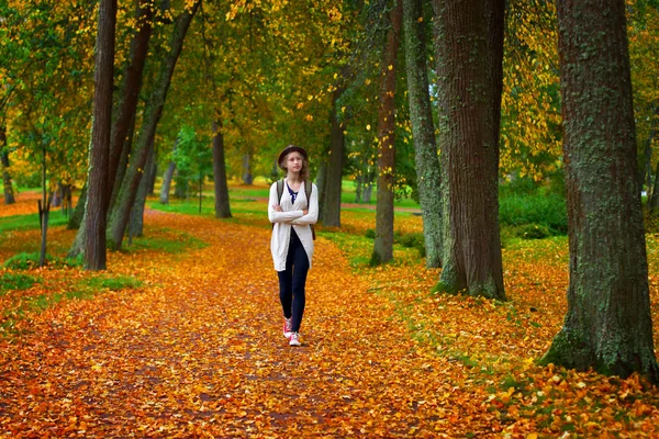 Romántico paseo solo hermosa dama . — Foto de Stock