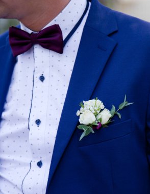 Mavi takım elbiseli damatlık Yakından yaklaş