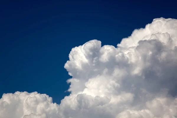 Όμορφα Άσπρα Σύννεφα Έναν Γαλάζιο Ουρανό — Φωτογραφία Αρχείου