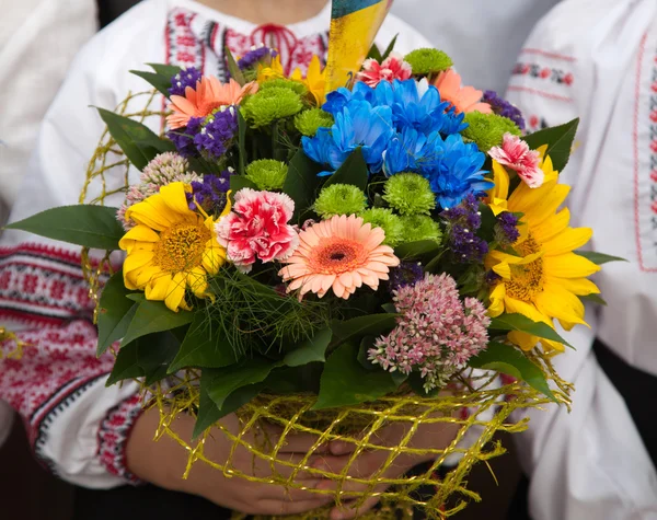 Flores nas mãos de uma criança . — Fotografia de Stock