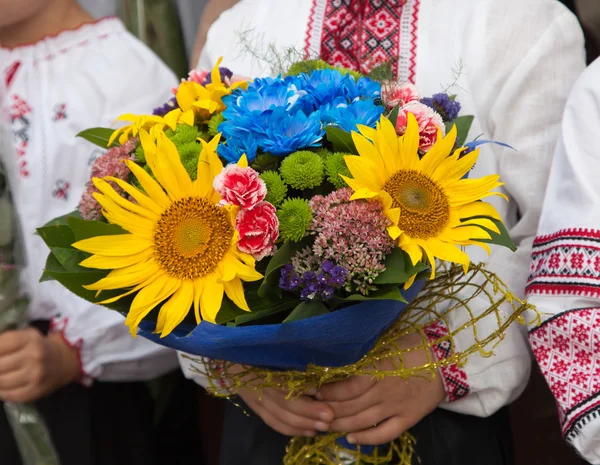 Flowers in the hands of a child. — Stock Photo, Image