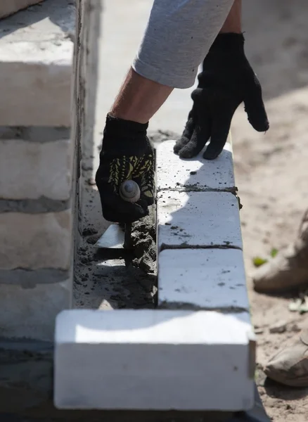 Costruttore posa Mattoni in malta di cemento — Foto Stock