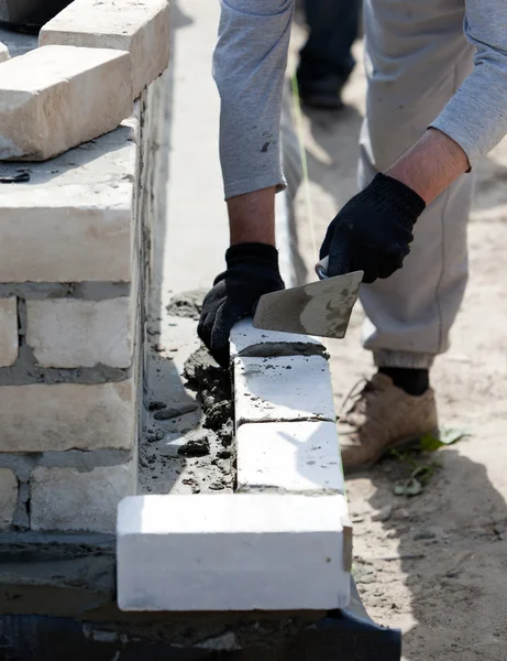 Costruttore posa Mattoni in malta di cemento — Foto Stock