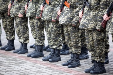 Kamuflaj silahlı askerler