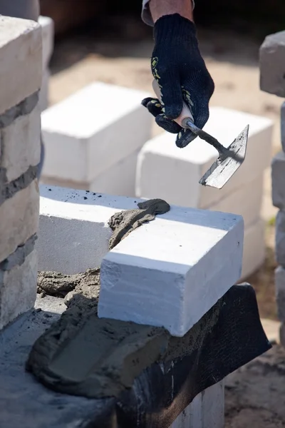 Costruttore posa Mattoni in malta di cemento — Foto Stock