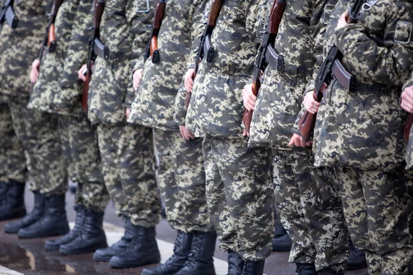 Soldados armados em camuflagem — Fotografia de Stock