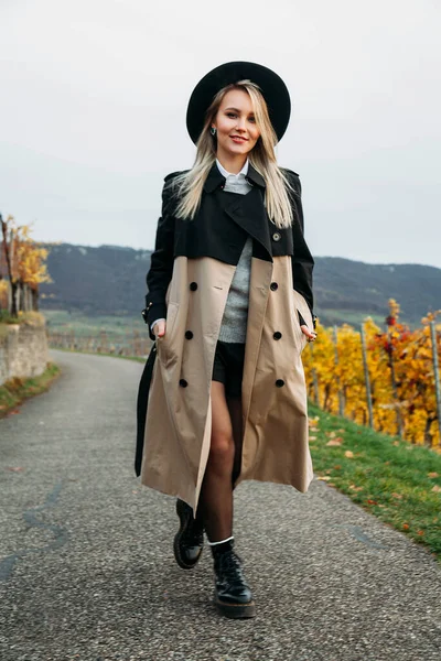 Fashion Blonde Vrouw Wandelen Het Park Tijdens Herfst — Stockfoto