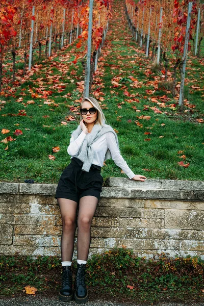 Portret Van Jonge Mode Blonde Vrouw Herfst Park — Stockfoto