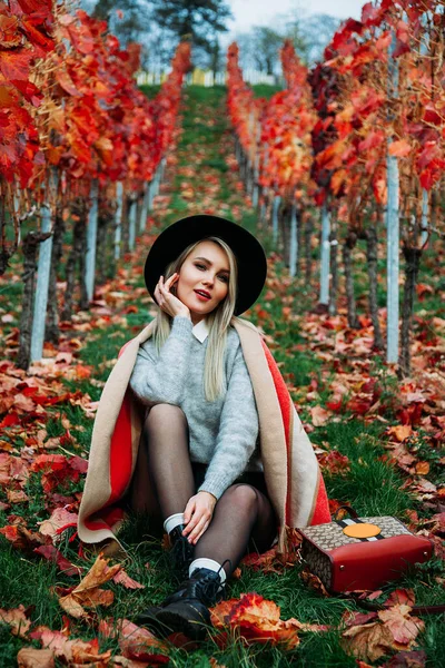 Портрет Молодой Блондинки Осеннем Парке — стоковое фото