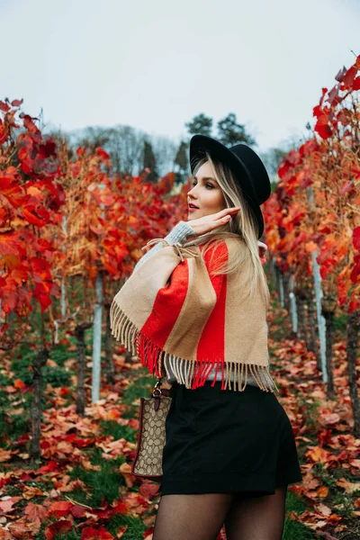 Ritratto Giovane Donna Bionda Nel Parco Autunnale — Foto Stock