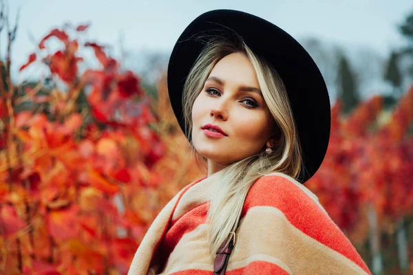 Porträt Einer Jungen Modeblonden Frau Herbstpark — Stockfoto