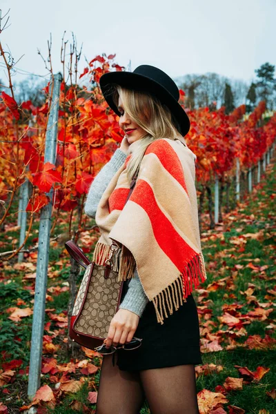 Portret Van Jonge Mode Blonde Vrouw Herfst Park — Stockfoto