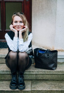 Açık havada güzel mavi gözlü sarışın bir kızın portresi.