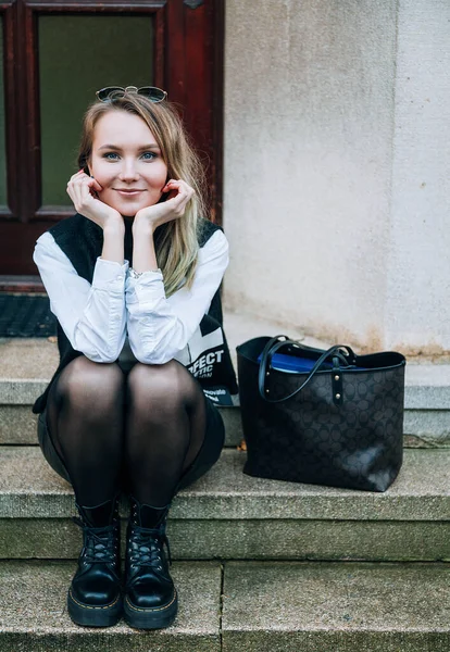 Retrato Chica Rubia Ojos Azules Bastante Elegante Aire Libre — Foto de Stock