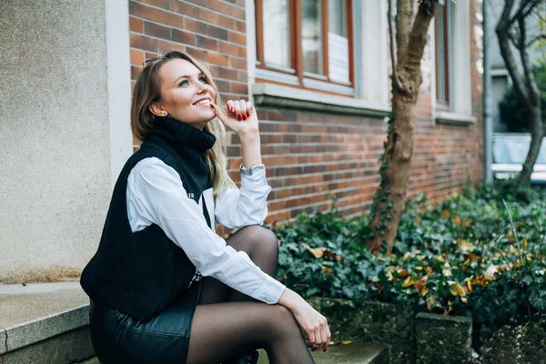 Portret Van Mooie Stijlvolle Blondine Met Blauwe Ogen Buiten — Stockfoto