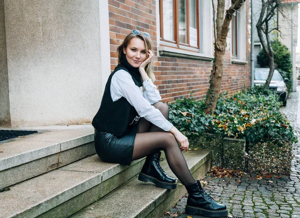 Porträtt Ganska Snygg Blåögd Blond Flicka Utomhus — Stockfoto