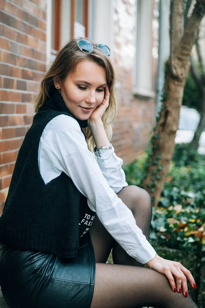 Retrato Chica Rubia Ojos Azules Bastante Elegante Aire Libre — Foto de Stock