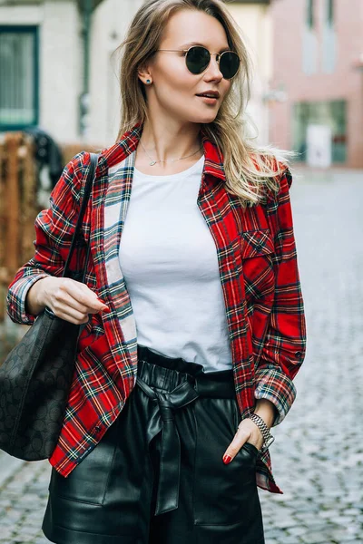 Portret Van Vrij Stijlvol Blond Meisje Met Zonnebril Buiten — Stockfoto