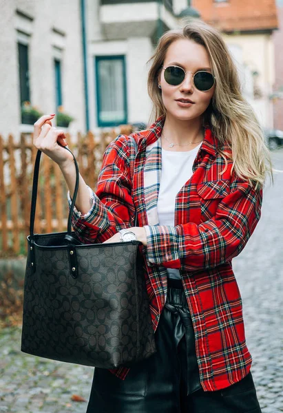 Portret Van Vrij Stijlvol Blond Meisje Met Zonnebril Buiten — Stockfoto