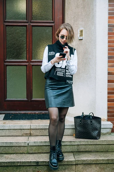 Primer Plano Retrato Moda Una Mujer Rubia Aire Libre Sosteniendo — Foto de Stock