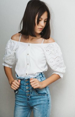 Şık bir genç kız. 12 yaşında. Moda kıyafetler giyiyor.