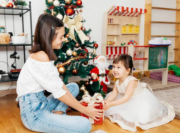 Twee Zussen Met Geschenken Buurt Van Kerstboom Stockfoto