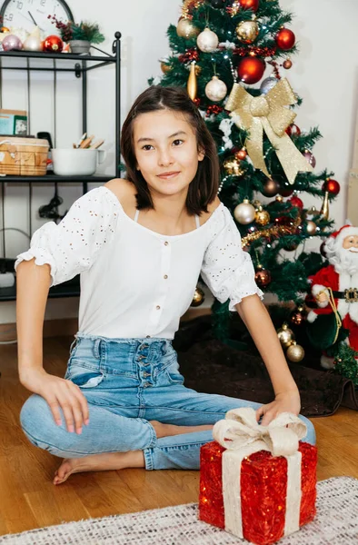 Schöne Teenager Mädchen Jährige Sitzt Mit Weihnachtsgeschenken Unter Dem Weihnachtsbaum Stockbild