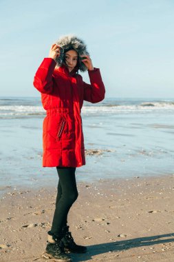 12 yaşında bir çocuk kumsalda eğleniyor. Kışın dışarıda oynayan bir çocuk.