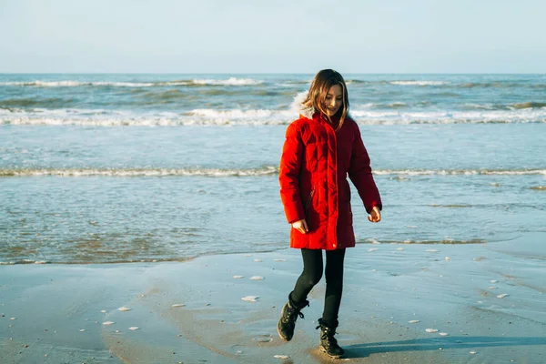 Letnie Dziecko Bawiące Się Plaży Nastolatek Bawiący Się Zimą Świeżym — Zdjęcie stockowe