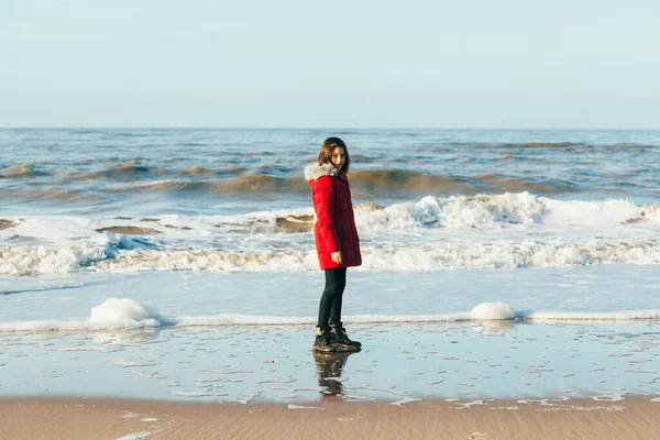 Letnie Dziecko Bawiące Się Plaży Nastolatek Bawiący Się Zimą Świeżym — Zdjęcie stockowe