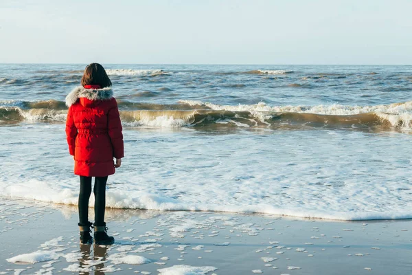 Jähriges Kind Vergnügt Sich Strand Teenager Spielen Winter Draußen Stockfoto