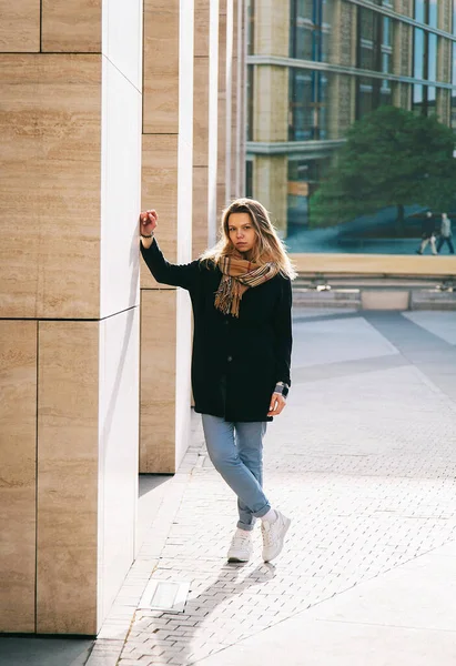 Ritratto Giovane Donna Bionda Nel Centro Della Città — Foto Stock