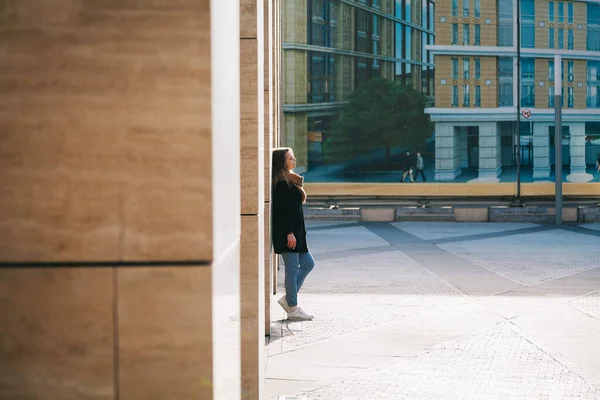 Portret Van Jonge Mode Blonde Vrouw Het Centrum Van Stad Stockfoto