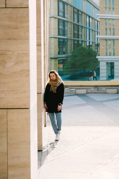 Portret Van Jonge Mode Blonde Vrouw Het Centrum Van Stad Stockfoto