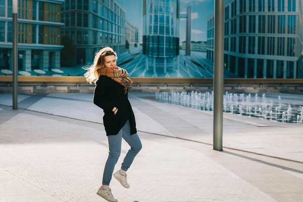 Portret Van Jonge Mode Blonde Vrouw Het Centrum Van Stad Rechtenvrije Stockafbeeldingen