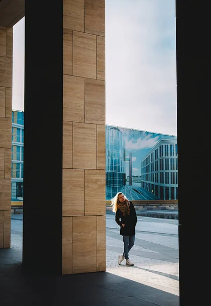 Portret Van Jonge Mode Blonde Vrouw Het Centrum Van Stad Rechtenvrije Stockafbeeldingen