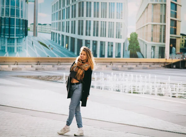 Portret Van Jonge Mode Blonde Vrouw Het Centrum Van Stad Stockafbeelding