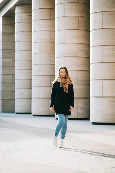 Portret Van Jonge Mode Blonde Vrouw Het Centrum Van Stad Rechtenvrije Stockfoto's