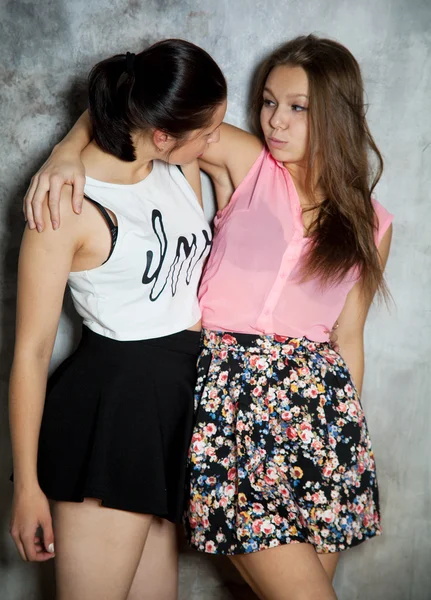 Twee mooie meisjes knuffelen elkaar — Stockfoto