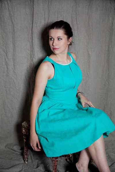 Retrato de jovem mulher em vestido azul — Fotografia de Stock